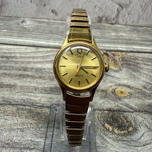 Vintage 1986 Ladies TIMEX Q Classic Gold Tone Petite Dress Bracelet Watch